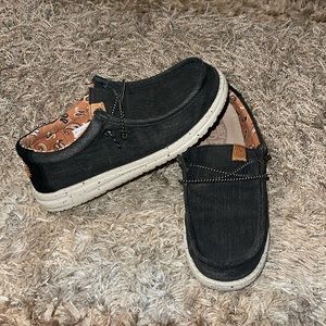 Like New Size 1 Hey Dude Boys Wally Linen Shoes